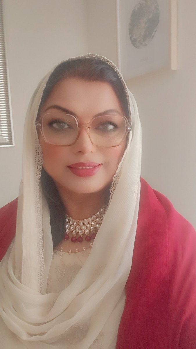 PtiOicOfficial's tweet photo. (آصفہ ہاشمی)
میرے دیس  کے پاکستانیو!

آج 4 اکتوبر ہے—اور آج فیصلہ کن وقت ہے!

ہم اوورسیز پاکستانی آپ سے ہزاروں میل دور ہیں، لیکن آج ہماری آواز آپ کے ساتھ ہے۔

اب خاموشی نہیں!
اب مایوسی نہیں!
اب تقسیم نہیں!

اگر ہم انصاف، آئین کی بالادستی اور عوام کے حقِ انتخاب پر یقین رکھتے ہیں، تو ہمیں اپنی آواز پُرامن، متحد اور دوٹوک انداز میں بلند کرنا ہوگی۔

میرے پیارے پاکستانیوں!
تاریخ صرف یہ نہیں پوچھتی کہ حالات کیسے تھے—تاریخ یہ بھی پوچھتی ہے کہ جب قوم کے سامنے اپنے حق کے لیے کھڑے ہونے کا وقت آیا تو ہم کہاں کھڑے تھے؟

اس لیے اپنے گھروں سے نکلنے والے ہر پاکستانی کا حوصلہ بنیں۔ اپنے اردگرد شعور پھیلائیں۔ اپنی آواز بلند کریں۔ لیکن یاد رکھیں—ہماری طاقت ہمارا اتحاد ہے، ہمارا راستہ آئین ہے، اور ہماری جدوجہد پُرامن ہونی چاہیے۔

ہم اوورسیز پاکستانی واضح پیغام دیتے ہیں:

پاکستان کے عوام کی آواز کو سنا جائے۔
آئین کی بالادستی قائم ہو۔
انصاف کے تقاضے پورے کیے جائیں۔
اور پاکستان کے مستقبل میں عوام کی رائے کا احترام کیا جائے۔

پاکستانیو!

آپ اکیلے نہیں ہیں۔
دنیا بھر میں بسنے والے پاکستانی آپ کو دیکھ رہے ہیں۔

اپنی آواز بلند رکھو۔
اپنا حوصلہ بلند رکھو۔
متحد رہو۔
پُرامن رہو۔
اور اپنے جمہوری و آئینی حق کے لیے ثابت قدم رہو۔

یہ وقت ڈرنے کا نہیں، اپنے اصولوں پر ثابت قدم رہنے کا ہے!
عمران خان زندہ باد!
پاکستان زندہ باد!
پاکستان کے عوام پائندہ باد!

#سر_بکف_میدان_میں 
#عوامی_سمندر_سڑکوں_پر 
#اکتوبر4_آغاز_مزاحمت 

@asifa_hashmi 
@PTIFrance786 
@YasirQadeer1
