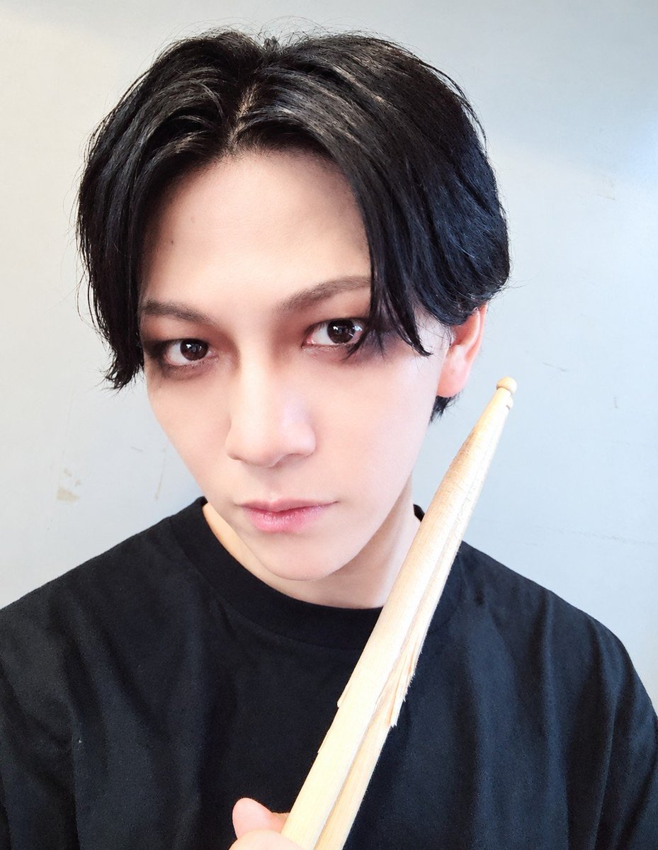 Shunji_drums's tweet photo. FEST VAINQUEURアイル君バースデーワンマン1日目！
アイル君をお祝いするべく全力で演奏させていただきましたー😆
いつも以上にアイルくんの音をいっぱい聴いて演奏して楽しかったです😊
明日のバースデーライブも楽しみだー🎸 https://t.co/Q8CfFC1ryY