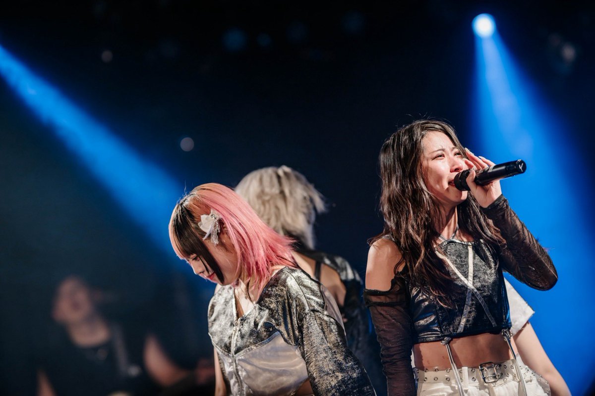 ys24_himorec's tweet photo. 昨日は凛々しくも臨界に咲くARTERIA3周年ライブでした。ありがとうございました。
今回のライブタイトルは私が考えました。
AFTER THE LAST PAGE〜4つの想いを紡いで〜
4人のアルテリアとしての最後のページに4つの想いを紡いでそれぞれが先に進んでいくというような意味合いで考えてみました。
今後はアルテリアの3人もうみもそれぞれ別な道を歩みますが4つの想いを紡いだこの日を決して忘れずに進んでいってほしいです。
そして応援してくださっている皆様にもっと恩返し出来るように必ず大きくなります。
本当にありがとうございました。