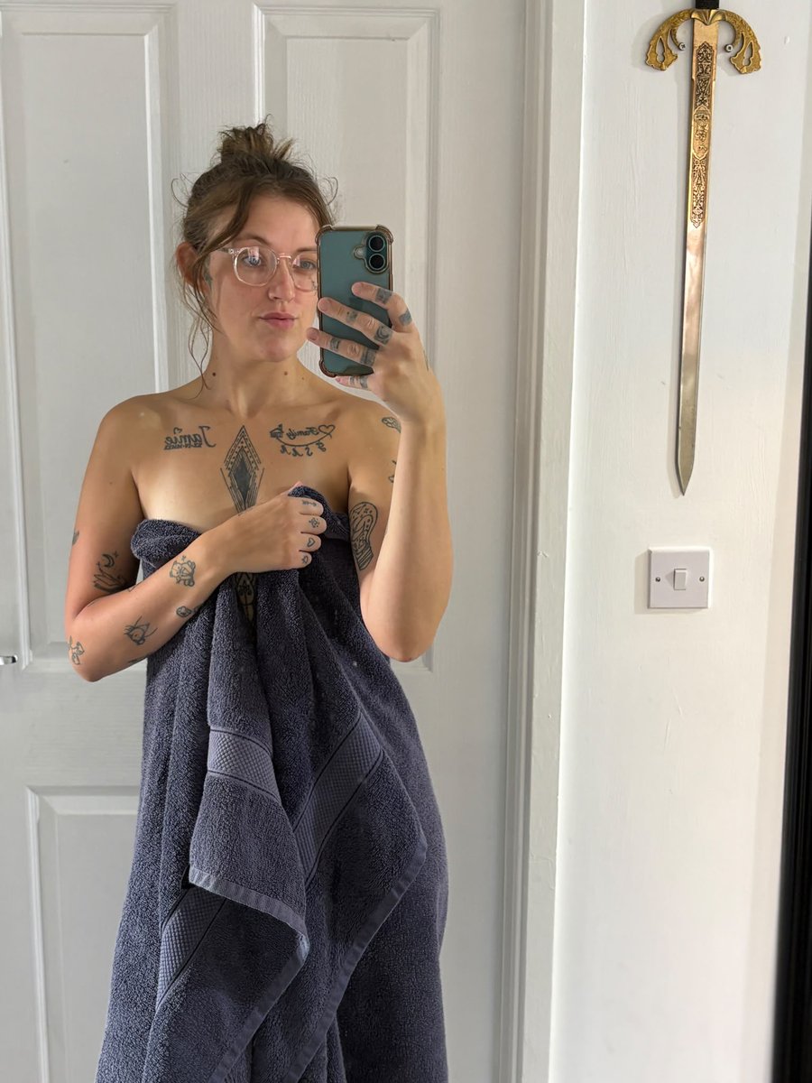 tattoosammi06's tweet photo. Curious what’s under there?…
Why don’t you go find out😜
#girlswithtattoos #snapchat #onlyfans https://t.co/dgWFqoRarC