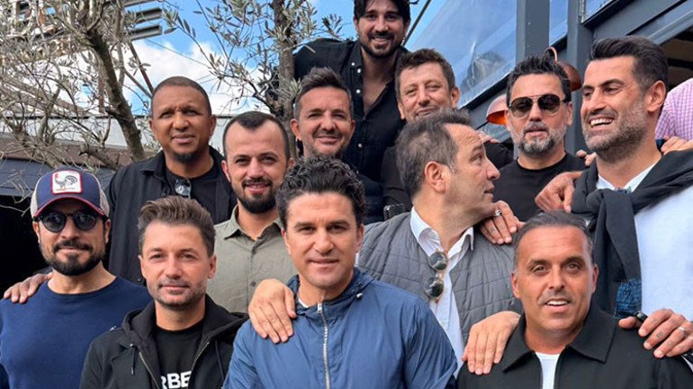 oemer6465's tweet photo. @farukskr41 @EkremArpak Fenerin Efsaneler buluşması Fetöcü ne yapıyor orda ? https://t.co/d1w5Ah1caV