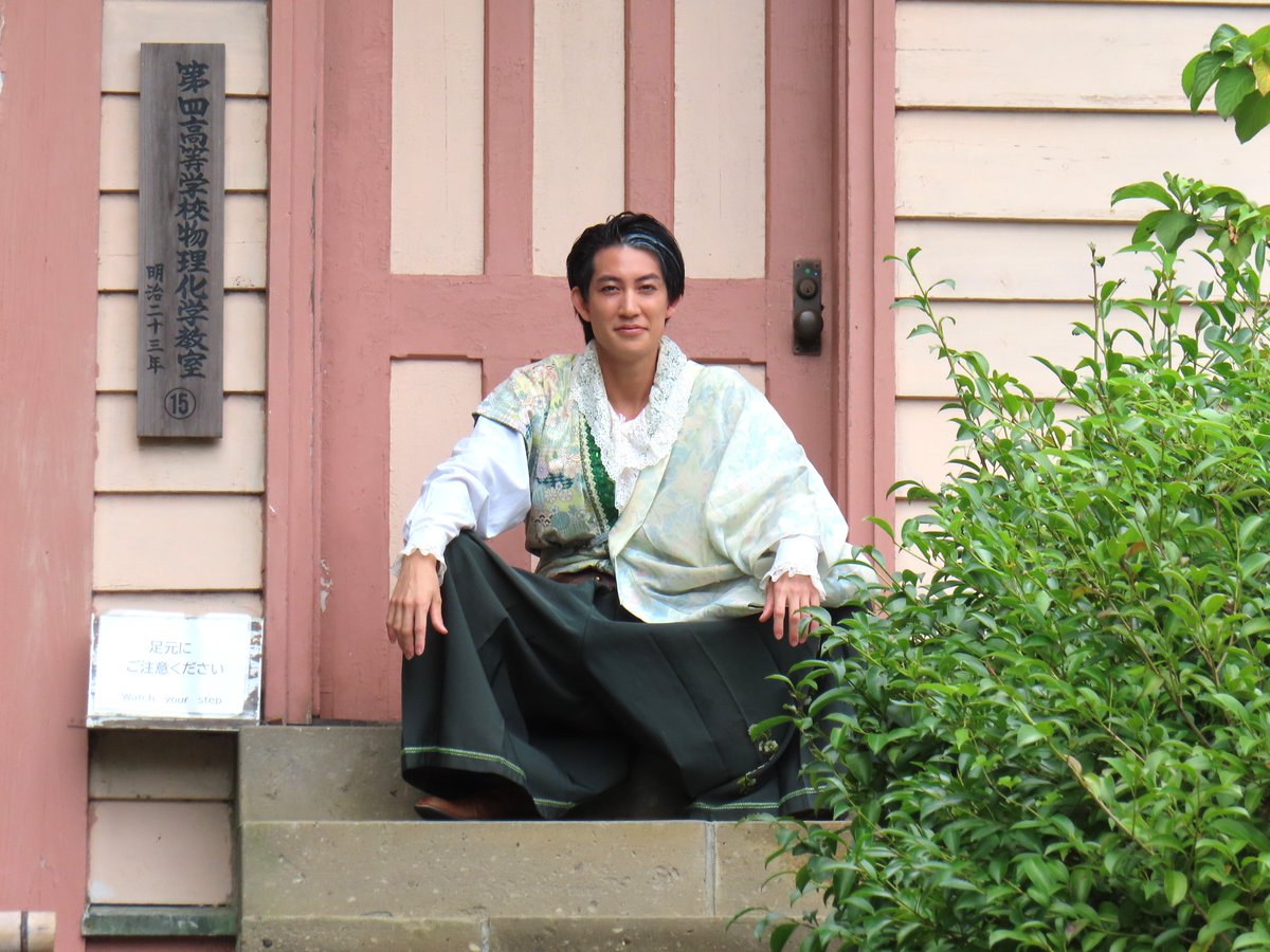 motsuchi0217's tweet photo. 2026.10.04
諭吉先生の歴史講座、教室が開場した頃

私は昨日見たので、今日は諭吉先生のお姿を拝見できれば十分と、離れた所に立っていた。

そしたら、裏口から出入りして、ファンの入場が終わるのを待ってる諭吉先生と遭遇！
最後にお会いできて良かったです！

#明治偉人隊
#諭吉先生目に優しい https://t.co/aSu5LQqSNY