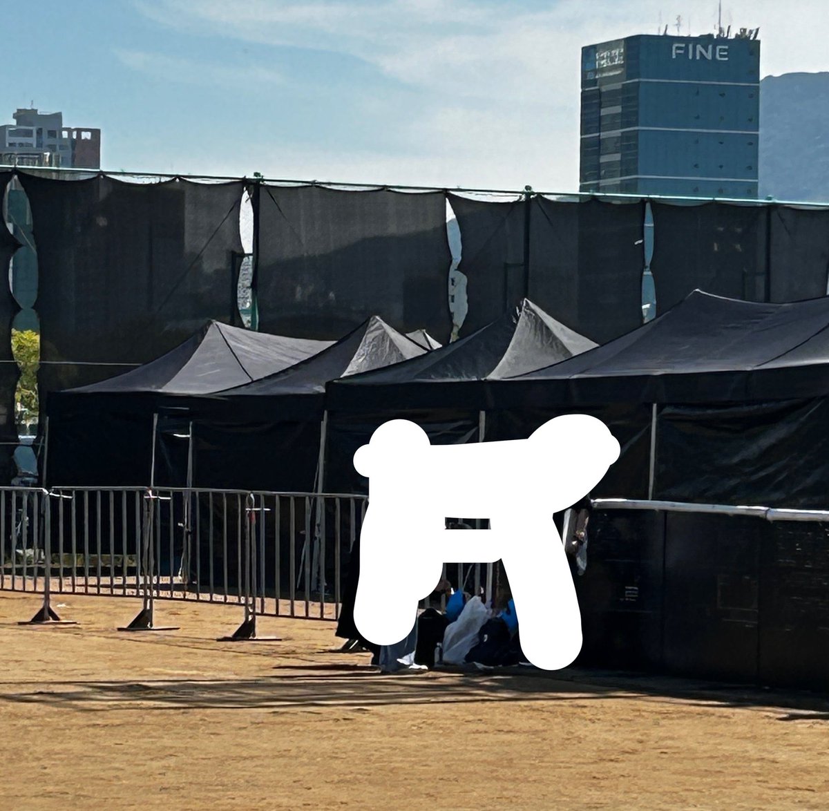 bobo_fore's tweet photo. 저도 완벽한 사람이 아니라서 이런 말하는게 조심스럽지만. 작년에도 부락에서 저렇게 가방놓고 하늘색피타선캡 나눔하시던분들...관계자가 가방놔두던 돗자리 정리하라고 몇번이나 왔다갔다 하셨잖아요. 그거 형오 얼굴에 먹칠하는거에요. [내 아티를 응원하는 나]에 심취하지마시고 페스티벌에 맞는 매너 좀 공부하고 오셨으면 하는 바람 입니다.