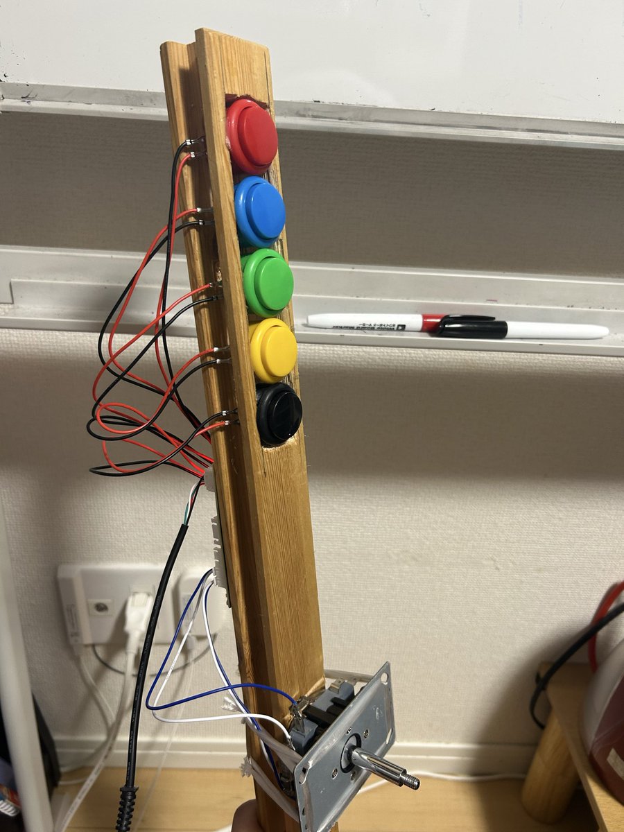 appledog_eringi's tweet photo. ギターフリークスのコントローラー自作したこの俺のDYIパワーを見て恐れろ https://t.co/GwA0txq3LW