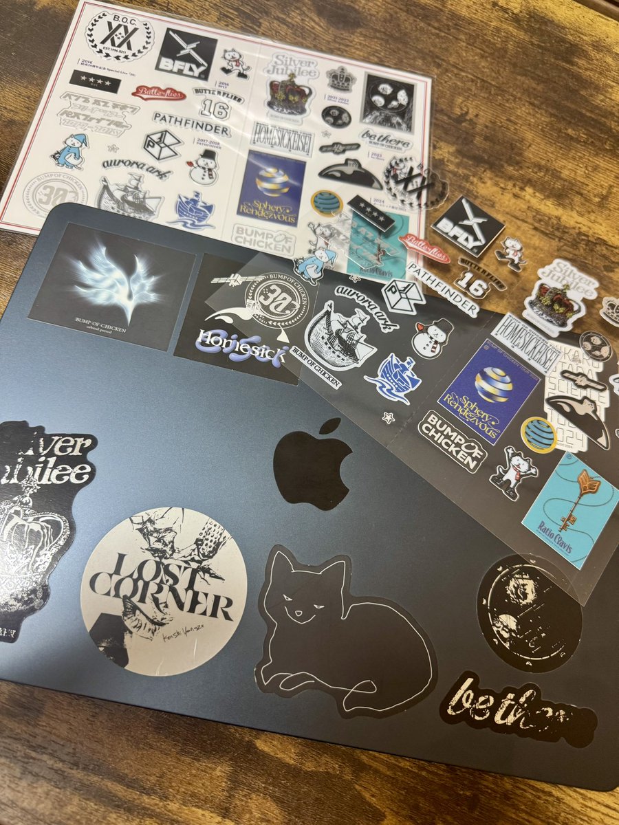 zm_sl9's tweet photo. 歴代ステッカー良すぎて追加購入決定だこれ🥳🥳🥳
PCにぺたぺたと貼ろうかな、びぜあとじゅびりー擦れて剥がれてきた…🤨 https://t.co/jiDkNwOSRk