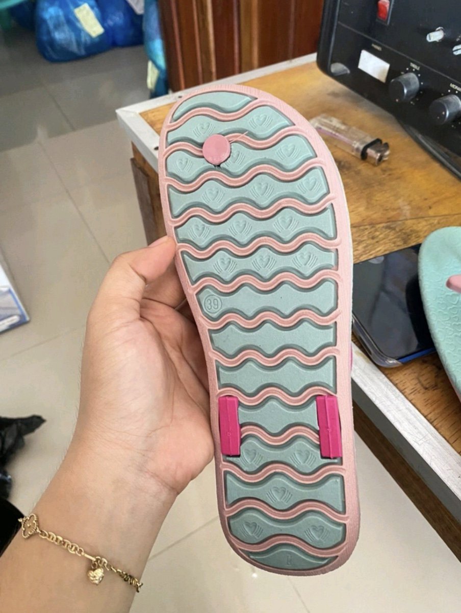 eugazelle's tweet photo. SUNGKEM BANGET SAMA TOKO INI UDAH NYIPTAIN SENDAL JEPIT SEESTETIK INI https://t.co/YSM6zXkg82