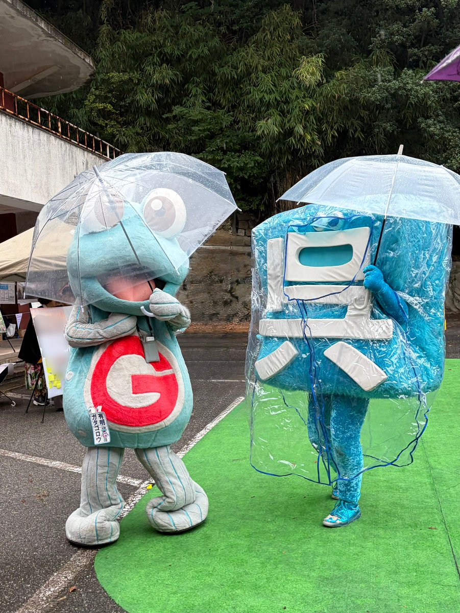 snow_voice's tweet photo. 傘さしておさんぽしてる姿がほほえましくて、雨だからこその楽しさもあったよ☺️☔️
#入船山秋祭り #呉氏 #有明ガタゴロウ https://t.co/cx6OiTAv5t