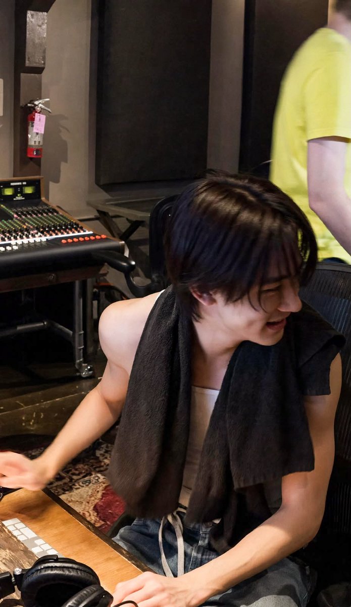 eomghello's tweet photo. SEONGHYEON SKIN ABANG ABANGAN LAGI https://t.co/wwAKBsbGrb