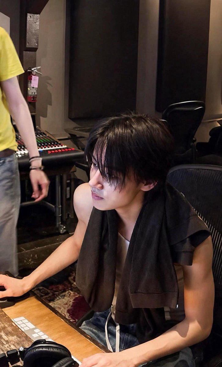 eomghello's tweet photo. SEONGHYEON SKIN ABANG ABANGAN LAGI https://t.co/wwAKBsbGrb