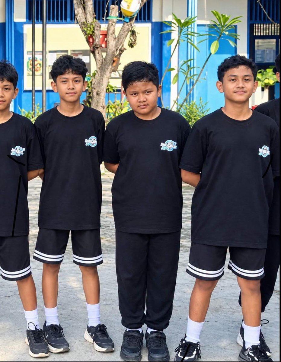 sosmedkeras's tweet photo. Hasil outopsi alm. Dek Aqib:
Tulang belakang patah
Lambung ulu hati pecah.

Berdasarkan cerita alm sebenarnya dihari perundungan ada mimisan tapi sudah dilap sama gurunya dan gurunya bilang untuk bilang ke orang tuanya kalo alm jatuh.

Pelaku 3 anak tp 1 anak sudah dibawa kabur orang tuanya ke surabaya Tolong semua bantu kawal kasus ini.... Mengingat orangtua pelaku orang punya duit dan anaknya oknum yg berwenang