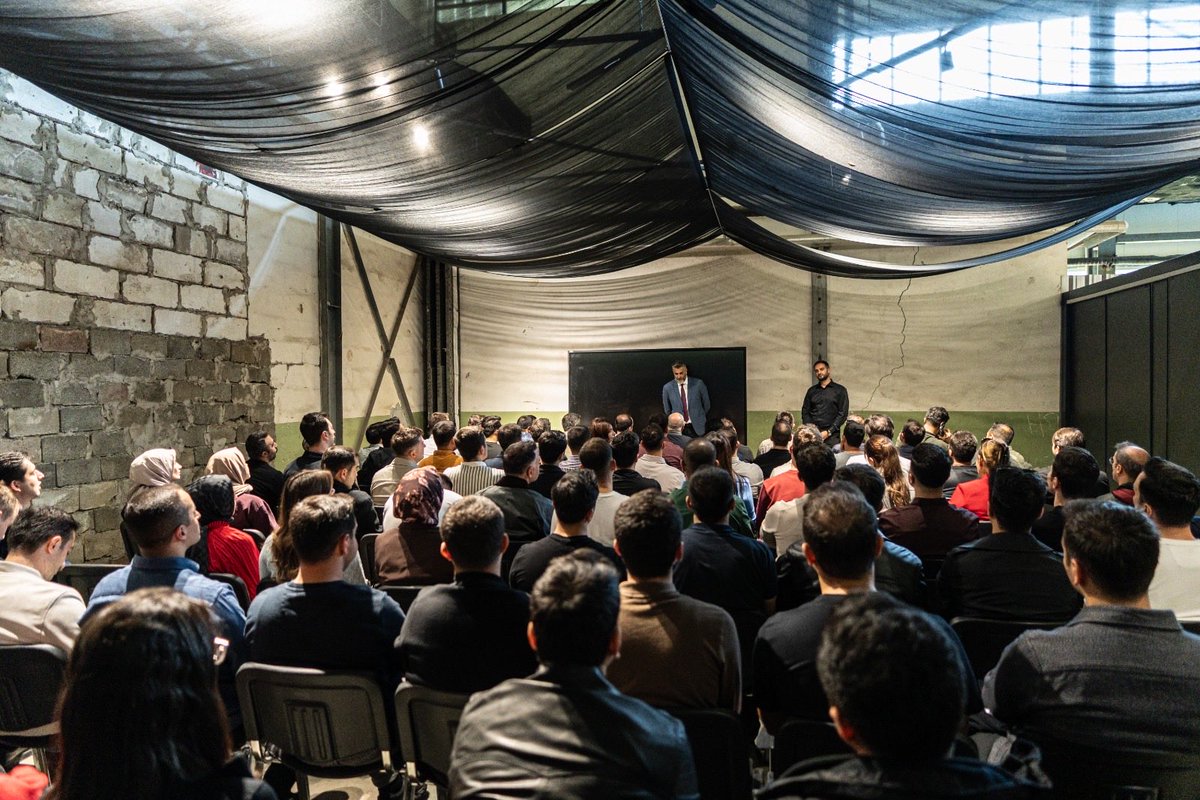 SrebrenicaMC's tweet photo. Uoči stupanja na nove dužnosti, Memorijalni centar Srebrenica posjetili su 101 okružni načelnik i guverner iz Republike Turske.

Posjeta je organizovana u okviru programa Ministarstva unutrašnjih poslova Republike Turske, s ciljem da predstavnici lokalnih administracija, prije preuzimanja svojih dužnosti, posjete mjesta od posebnog historijskog i društvenog značaja.

Delegaciju je u Memorijalnom centru dočekao direktor @suljagicemir1, koji je s gostima razgovarao o radu i misiji Centra, kao i značaju očuvanja sjećanja na genocid u Srebrenici.

Tokom posjete Memorijalnom centru, uz kolegu @srebrenicahasan,  imali su priliku upoznati se s historijom genocida u Srebrenici, svjedočenjima žrtava, dokumentacijom i radom Centra na očuvanju sjećanja, istraživanju i obrazovanju budućih generacija.

Za Memorijalni centar Srebrenica, ovakve posjete predstavljaju važan dio međunarodnog obrazovnog i memorijalnog djelovanja. 

Zahvaljujemo Ministarstvu unutrašnjih poslova Republike Turske i svim učesnicima posjete na iskazanom poštovanju prema žrtvama genocida u Srebrenici i doprinosu kulturi sjećanja.