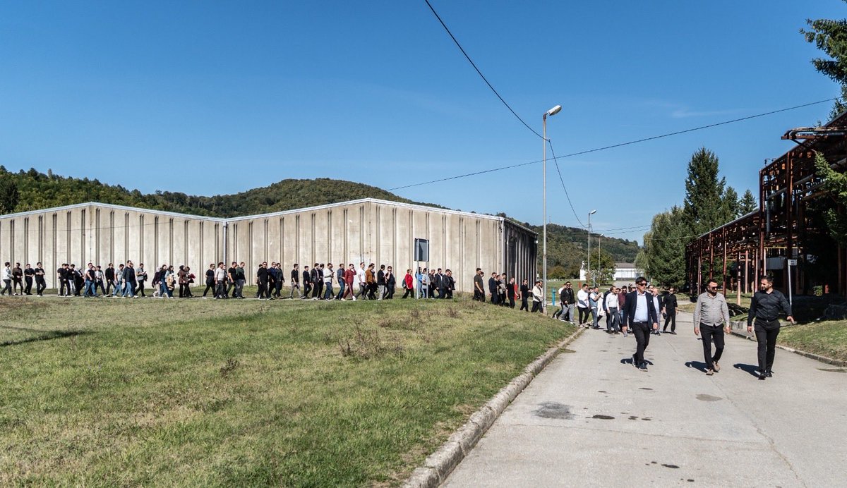 SrebrenicaMC's tweet photo. Uoči stupanja na nove dužnosti, Memorijalni centar Srebrenica posjetili su 101 okružni načelnik i guverner iz Republike Turske.

Posjeta je organizovana u okviru programa Ministarstva unutrašnjih poslova Republike Turske, s ciljem da predstavnici lokalnih administracija, prije preuzimanja svojih dužnosti, posjete mjesta od posebnog historijskog i društvenog značaja.

Delegaciju je u Memorijalnom centru dočekao direktor @suljagicemir1, koji je s gostima razgovarao o radu i misiji Centra, kao i značaju očuvanja sjećanja na genocid u Srebrenici.

Tokom posjete Memorijalnom centru, uz kolegu @srebrenicahasan,  imali su priliku upoznati se s historijom genocida u Srebrenici, svjedočenjima žrtava, dokumentacijom i radom Centra na očuvanju sjećanja, istraživanju i obrazovanju budućih generacija.

Za Memorijalni centar Srebrenica, ovakve posjete predstavljaju važan dio međunarodnog obrazovnog i memorijalnog djelovanja. 

Zahvaljujemo Ministarstvu unutrašnjih poslova Republike Turske i svim učesnicima posjete na iskazanom poštovanju prema žrtvama genocida u Srebrenici i doprinosu kulturi sjećanja.