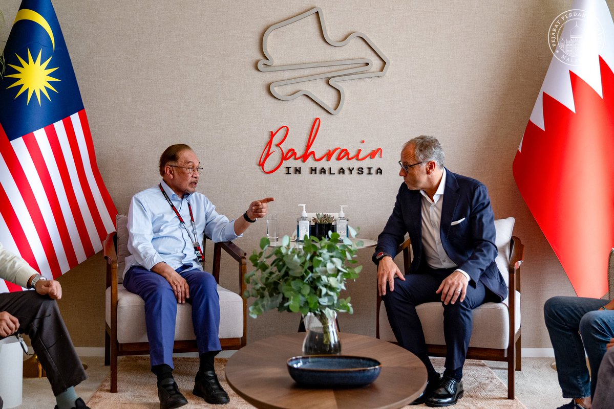 anwaribrahim's tweet photo. Berkesempatan mengadakan pertemuan dengan Presiden merangkap Ketua Pegawai Eksekutif Formula 1, Stefano Domenicali, sebelum perlumbaan bermula di Litar Antarabangsa Sepang.

Kami membincangkan prospek mengembalikan Grand Prix Malaysia dalam kalendar Formula 1 secara tetap, sekali gus menyambut hasrat peminat yang sekian lama menantikan kepulangannya ke Sepang.

Namun, usaha ini memerlukan masa kerana penyusunan kalendar perlumbaan perlu mengambil kira jadual yang padat serta komitmen kontrak dengan negara penganjur sedia ada.

Insya-Allah, perkara ini akan dibincangkan bersama Jemaah Menteri bagi meneliti ruang dan hala tuju yang bersesuaian, dengan mengambil kira kemampuan negara serta manfaatnya kepada ekonomi dan rakyat.

🇲🇾🏁🏎️

#MalaysiaMADANI
#YakinMADANI
#F1