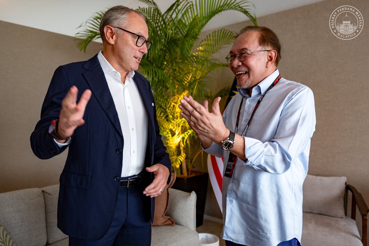 anwaribrahim's tweet photo. Berkesempatan mengadakan pertemuan dengan Presiden merangkap Ketua Pegawai Eksekutif Formula 1, Stefano Domenicali, sebelum perlumbaan bermula di Litar Antarabangsa Sepang.

Kami membincangkan prospek mengembalikan Grand Prix Malaysia dalam kalendar Formula 1 secara tetap, sekali gus menyambut hasrat peminat yang sekian lama menantikan kepulangannya ke Sepang.

Namun, usaha ini memerlukan masa kerana penyusunan kalendar perlumbaan perlu mengambil kira jadual yang padat serta komitmen kontrak dengan negara penganjur sedia ada.

Insya-Allah, perkara ini akan dibincangkan bersama Jemaah Menteri bagi meneliti ruang dan hala tuju yang bersesuaian, dengan mengambil kira kemampuan negara serta manfaatnya kepada ekonomi dan rakyat.

🇲🇾🏁🏎️

#MalaysiaMADANI
#YakinMADANI
#F1