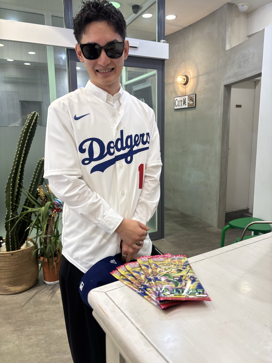 cutjun_manager's tweet photo. 🙏
本日渋谷出勤！
ご来店してくださった皆様ありがとうございます！

なんだか今日は店長ヒロトが
@hiroto_cutj 
お客様から頂いたプロテインを嬉しそうに撮ってたり、スタイリストさきはお客様からポケモンカードもらっていたり
＠hensaki_0809 

写真はお客様なんですが髪型も服装もイケてたから撮らせていただき��した😖
ありがとうございます！

明日は青山店出勤です！
火曜日夜から大阪向かいます🙏

いつもありがとうございます！

#CUT純