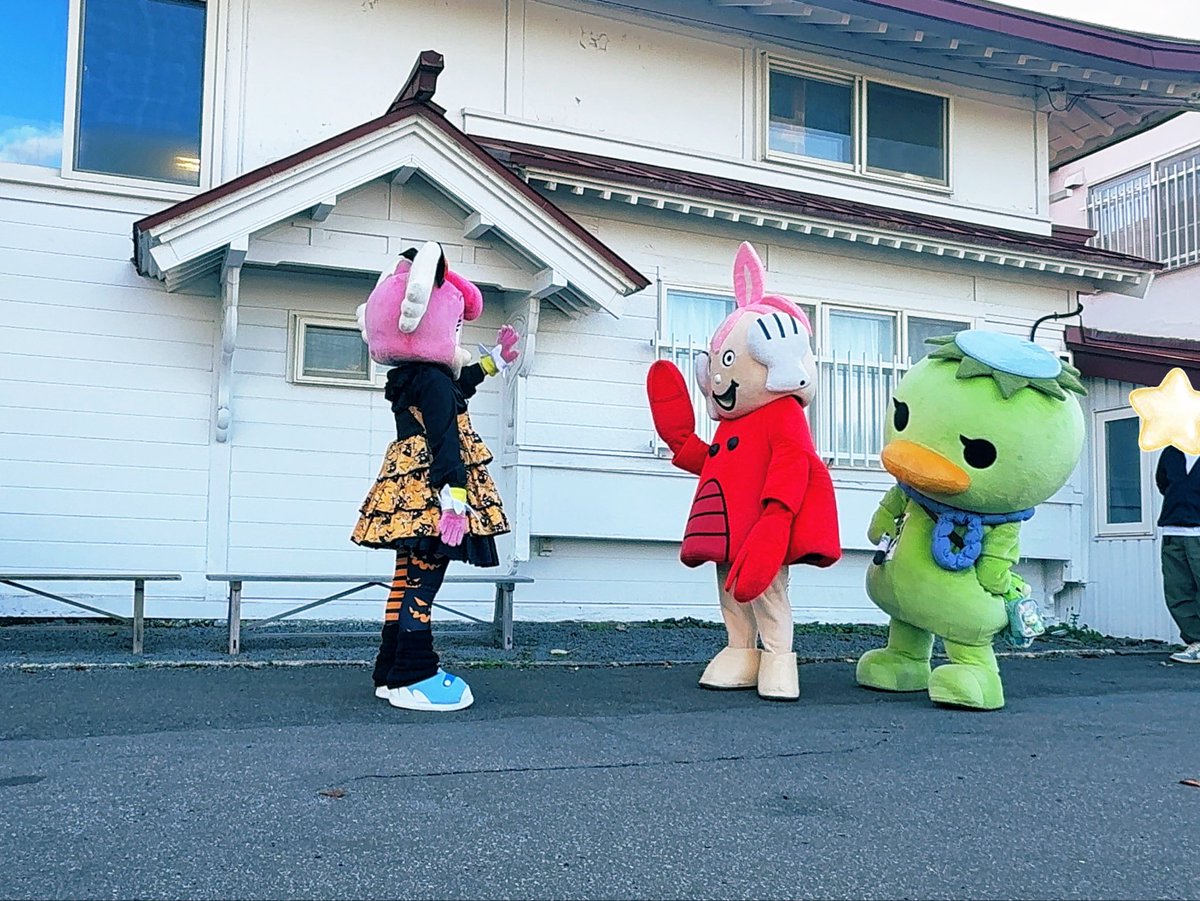 AileRenette's tweet photo. ♪きょーうのひはー
さよおーなーらー
まーたーあーうーーひまでーーー♪
#ご当地キャラ演芸会 https://t.co/nswOrWLg48