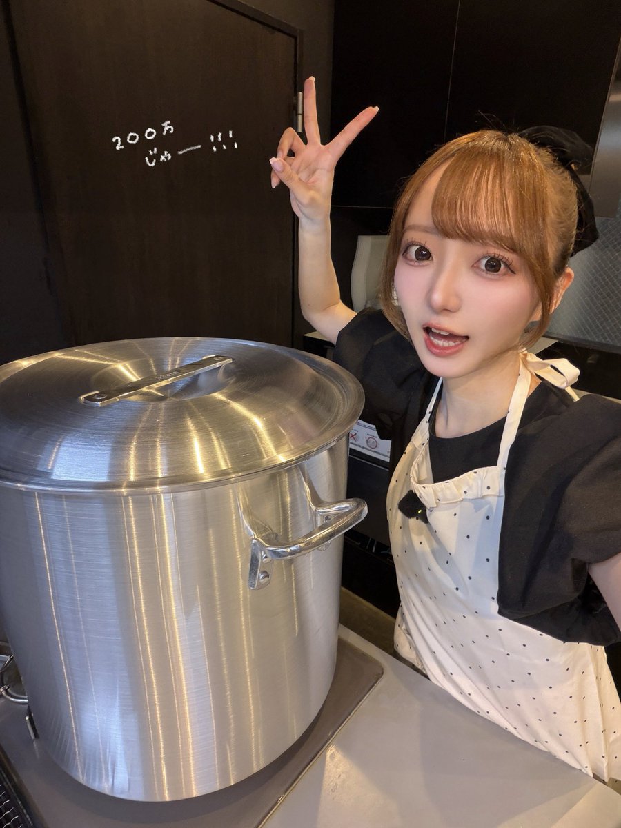 hibino_meina's tweet photo. #BSノブロック 豚骨ラーメン200万再生
ありがとうございます🍜❗️

とんでもない数字に驚いてますが .....
ラーメン作りにも進展ありまして ....
#ラフラフ のYouTubeチャンネル登録して
待っててくださいな〜〜〜〜！！！✨

🔗 https://t.co/JtmbK1ZjFo https://t.co/UIktwLcSMg