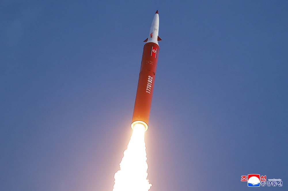 xinfolive's tweet photo. [#RPDC/#KimJongun]
⚡️🇰🇵 La Corée du Nord a procédé à des exercices de tir de missile stratégique à moyenne portée. Le dirigeant du pays, Kim Jong-un, a assisté à l'opération, selon l'agence de presse KCNA.

Le missile a été lancé en direction du nord-est et a touché une cible dans la mer du Japon, à une distance de 1 000 kilomètres. Kim Jong-un a salué les actions des militaires, déclarant que ces exercices avaient démontré l'état de préparation des unités de missiles à lancer une riposte.