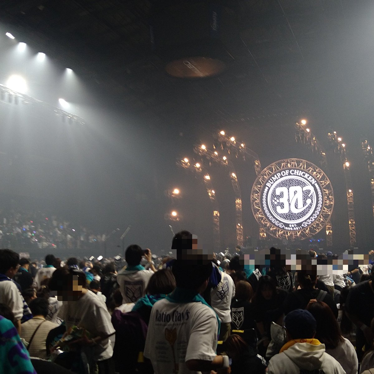 373_yotsuboshi's tweet photo. RatioClavisありがとうございました！所々でﾋｪ…と息を飲むオタクになっておりました🥺弾丸なので終演後即退場！→新幹線で走ったら予定より早いのに乗れたよ✌
①帰りながら流し撮り②1人で光ってたﾌｫﾄｽﾎﾟｯﾄくん③なんと後ろから2列目だったので出口がこんなにも近くに…帰りやすかったね https://t.co/AzV0rmZ4Ex