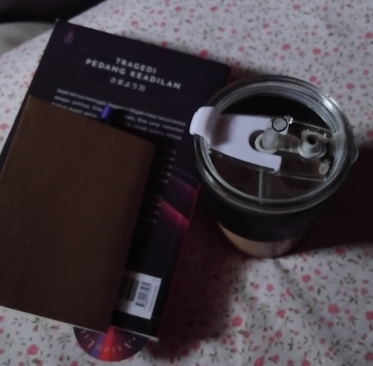 hyvw7a's tweet photo. Apa pun asal foto buku + kopi https://t.co/2ezvBcwntL