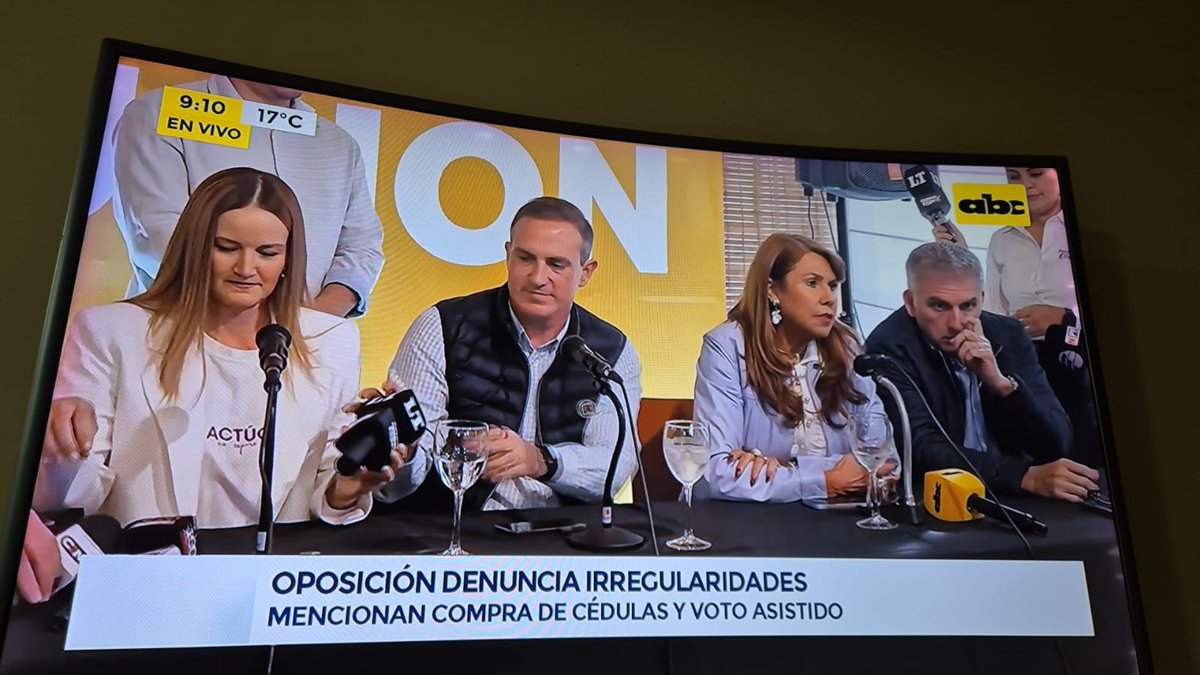 LilileGonzalez's tweet photo. Voto asistido... La vieja confiable... De repente los colorados se vuelven discapacitados el día de las elecciones... En realidad todo el año son unos retrasados pero se consagran en cada elección no importa cuál sea 🤡 https://t.co/XrsAO6cZhA