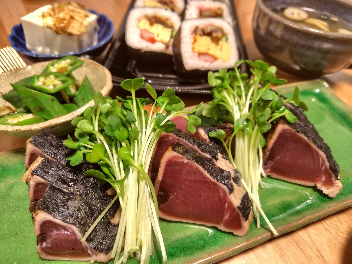 AC_cooking's tweet photo. 今日はスーパーに頼る晩ごはん。

切るだけ鰹のタタキ、フタ開けるだけ太巻き、カットするだけ豆腐、袋開けるだけお吸い物、茹でオクラ。

スーパーさん、ありがとう！ https://t.co/nRknMC0T7d