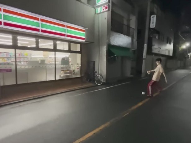 tenjinnotami's tweet photo. 東京の知人から送られてきた画像。

「東南アジア系らしき若者3人が、道路の真ん中で空き缶を蹴り合ってサッカーごっこをしていた。
怖くて注意できなかったが、写真を撮ったので代わりに晒してほしい」
とのこと。

不良外国人が増えすぎだ。
移民はもういらん。 https://t.co/bHt2t4wjVz