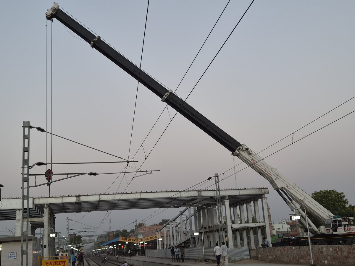 DRMJodhpurNWR's tweet photo. 🚉 डेगाना यार्ड में 12 मीटर चौड़े FOB के 17 गर्डर लॉन्च!

यात्रियों की सुविधा के लिए निर्माणाधीन FOB में 6 बॉक्स गर्डर एवं 11 I-Leaf गर्डर सहित कुल 17 गर्डर सफलतापूर्वक लॉन्च किए गए।

गर्डर लॉन्चिंग से FOB निर्माण कार्य को गति मिलेगी तथा पूर्ण होने पर यात्रियों को प्लेटफॉर्म के बीच सुरक्षित एवं सुविधाजनक आवागमन की सुविधा मिलेगी।

#JodhpurDivision #Railway #FOB #PassengerAmenities
@NWRailways