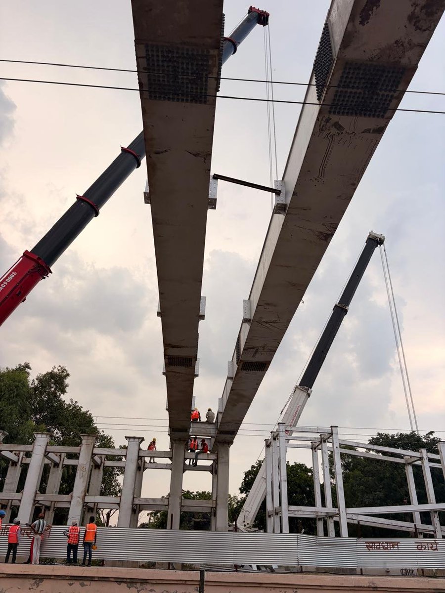 DRMJodhpurNWR's tweet photo. 🚉 डेगाना यार्ड में 12 मीटर चौड़े FOB के 17 गर्डर लॉन्च!

यात्रियों की सुविधा के लिए निर्माणाधीन FOB में 6 बॉक्स गर्डर एवं 11 I-Leaf गर्डर सहित कुल 17 गर्डर सफलतापूर्वक लॉन्च किए गए।

गर्डर लॉन्चिंग से FOB निर्माण कार्य को गति मिलेगी तथा पूर्ण होने पर यात्रियों को प्लेटफॉर्म के बीच सुरक्षित एवं सुविधाजनक आवागमन की सुविधा मिलेगी।

#JodhpurDivision #Railway #FOB #PassengerAmenities
@NWRailways