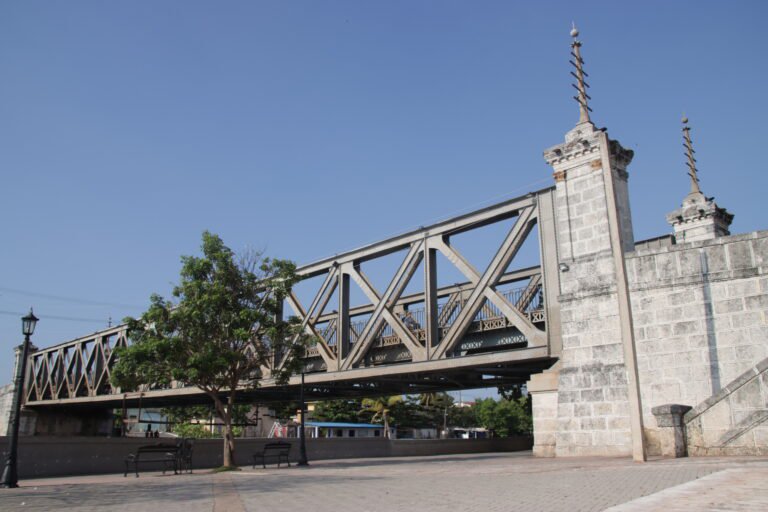 mariofsabines's tweet photo. Los puentes de #Matanzas no se doblegan: unen orillas, soportan tormentas y resisten el paso del tiempo. 

¡Así somos los #MatancerosEnVictoria: firmes, bravíos, inquebrantables. ¡Aquí no se rinde nadie! 🇨🇺✊  #333Matanzas https://t.co/DO2tj3TsFN