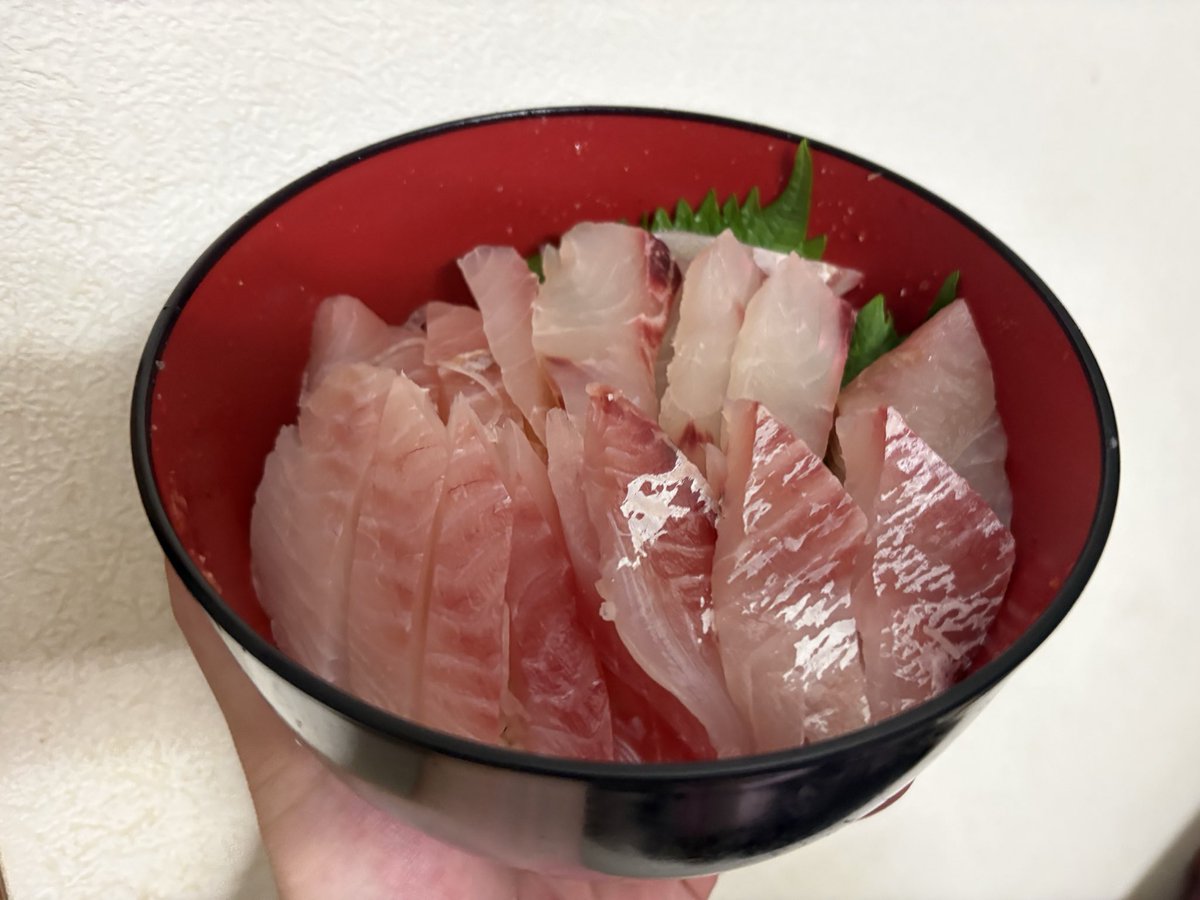 eme2532's tweet photo. 唐突なお魚欲により今夜は海鮮丼
コショウダイと真鯛で鯛尽くしじゃい！！ https://t.co/QJdWTCdW2E
