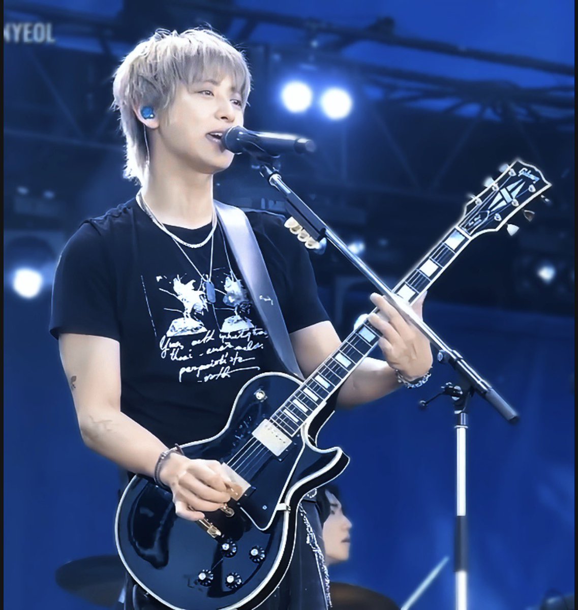 PCY_BASE's tweet photo. OH WAIT…!! CHANYEOL bought the same guitar as NOBUO TERASHIMA from NANA! The BLACK GIBSON LES PAUL!! He’s really living his fanboy dream🥹🫳🏼

#CHANYEOL #찬열 https://t.co/FOSqny2Vnn