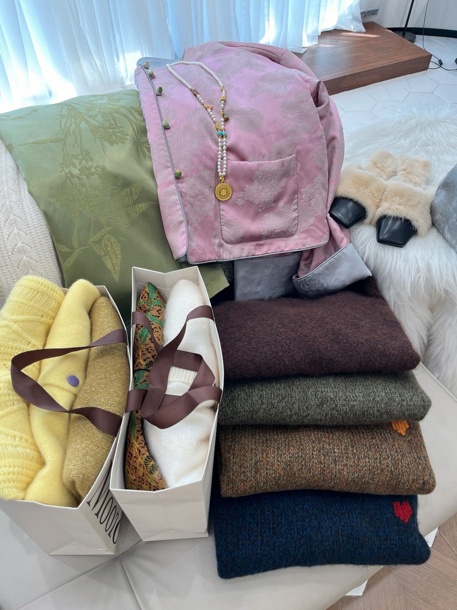 CosmicShadntmd's tweet photo. I need to take out the coat, get the package to the neighbor, settle the small tab, stick a new note on the fridge, and grab my keys before heading out. https://t.co/a7aIMh2l8P