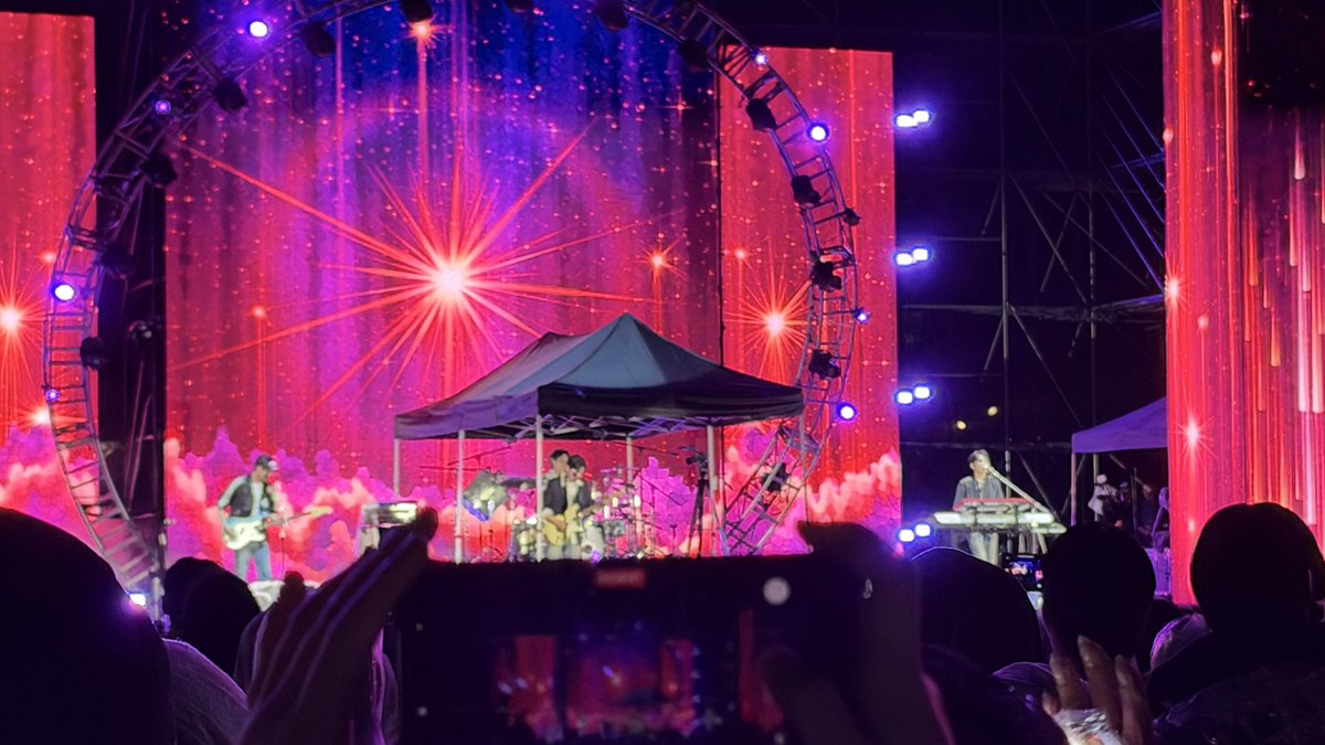 MaximumPIL's tweet photo. 261004 youngk and wonpil except the middle tent now standing unsheltered 😭 #day6 https://t.co/1poY8wVH4H