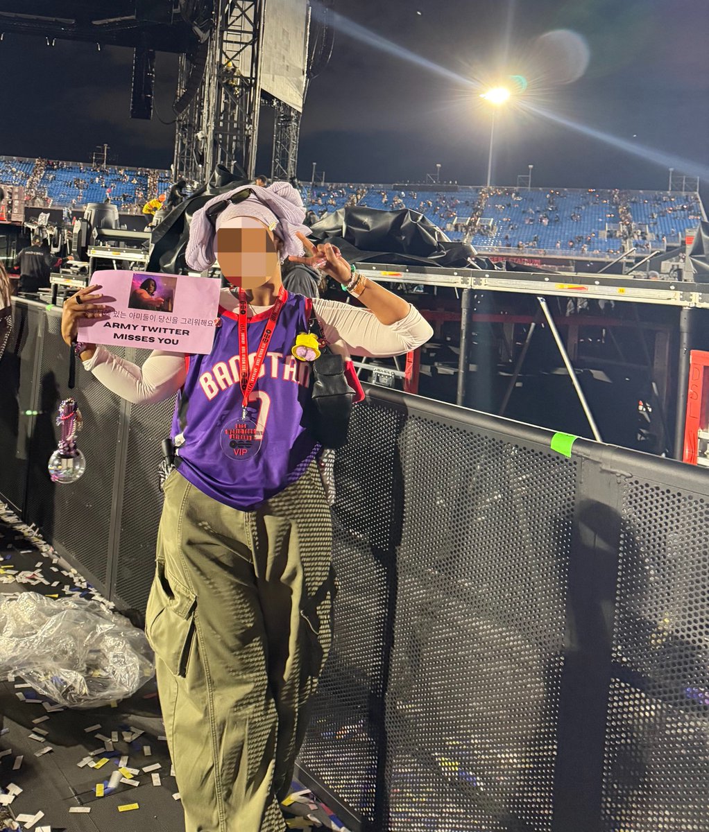 BUSANHOSEOK's tweet photo. my tannies saw my sign in boronto and finally came homeeeeeeeeeee 🥹🥹 oh boronto and armytwt we’ve never been so UP‼️‼️‼️‼️‼️‼️‼️‼️‼️‼️‼️‼️‼️‼️ https://t.co/3hgtUhDViA