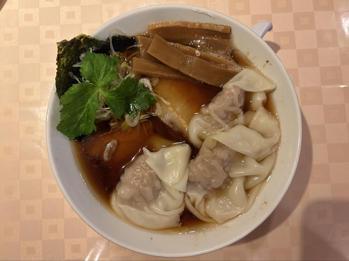 terrahydor's tweet photo. 秋刀魚節香る醤油そば
ワンタン
1390円
@らぁ麺蒼空

今年の秋も秋刀魚節が効いたこの一杯を頂いてきました🐟
そしてこの度、蒼空さんにて我が子がラーメンデビューを果たしました🔰
味玉中華そば麺少な目を美味しそうに食べました🍜気に入ったようで、また食べたいそうです☺️
ごちそうさまでした✨✨ https://t.co/rAmbJpqQfG