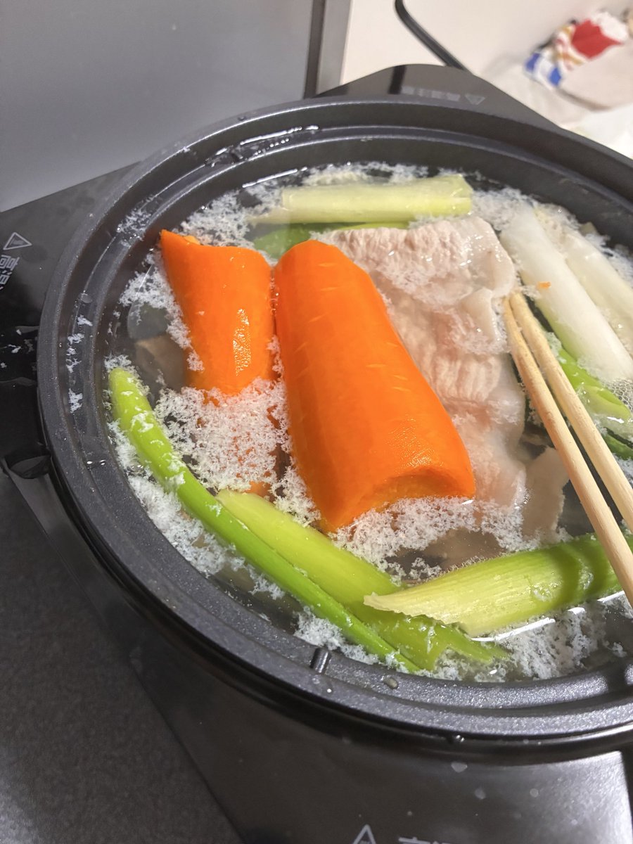Nazarashi_soft's tweet photo. 人参って折ると破片飛ぶんだよね
それと皮剥いてからだとグリップ効かないから折りにくい https://t.co/IhYmdHHcYw