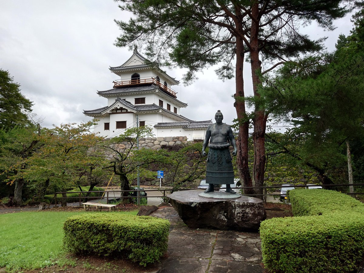 tarou_bou's tweet photo. 先月旅行した、宮城県の白石城で��。片倉小十郎の居城で有名です。駅から徒歩15分くらいかかります　(；´Д｀)
写っているお相撲さんは、大砲さんだそうです。八艘���びで有名な巨砲関ではありません。ってそんなの知らんか（笑） https://t.co/9Nnz7R84IK
