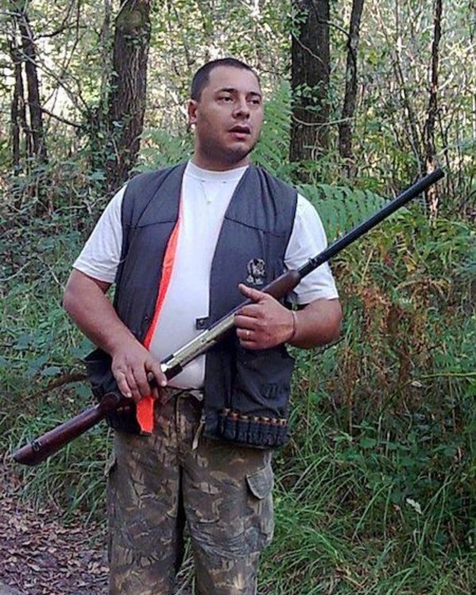 Cultination1's tweet photo. 🇫🇷🚨 Il part à la chasse comme chaque dimanche. Le lendemain, sa femme retrouve son corps en pleine forêt, abattu de 4 COUPS de fusil. 

Cyrille Boutin

Le 30 octobre 2011, à Cavignac, près de Bordeaux, Cyrille Boutin, 39 ans, quitte sa ferme pour chasser le canard. Son corps est découvert le lendemain : 3 balles dans le dos et une dans la tête. 

Les enquêteurs comprennent rapidement qu’il a été exécuté et que les douilles ont été récupérées pour effacer les traces.

L’enquête finit par révéler que sa femme, Nathalie Sallé, entretenait une liaison avec Jean-Marc Arbouin, un homme hébergé chez les Boutin. 

Tous 2 sont accusés d’avoir organisé le meurtre pour se débarrasser de Cyrille. En 2013, Arbouin est condamné à 30 ans de réclusion criminelle et Nathalie Sallé à 18 ans pour complicité d’assassinat.
(AFP)