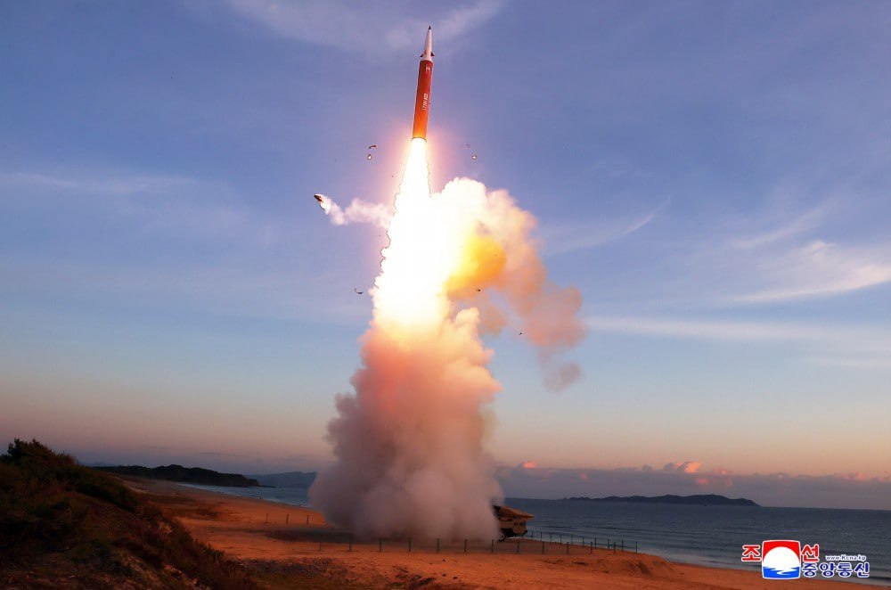 xinfolive's tweet photo. [#RPDC/#KimJongun]
⚡️🇰🇵 La Corée du Nord a procédé à des exercices de tir de missile stratégique à moyenne portée. Le dirigeant du pays, Kim Jong-un, a assisté à l'opération, selon l'agence de presse KCNA.

Le missile a été lancé en direction du nord-est et a touché une cible dans la mer du Japon, à une distance de 1 000 kilomètres. Kim Jong-un a salué les actions des militaires, déclarant que ces exercices avaient démontré l'état de préparation des unités de missiles à lancer une riposte.
