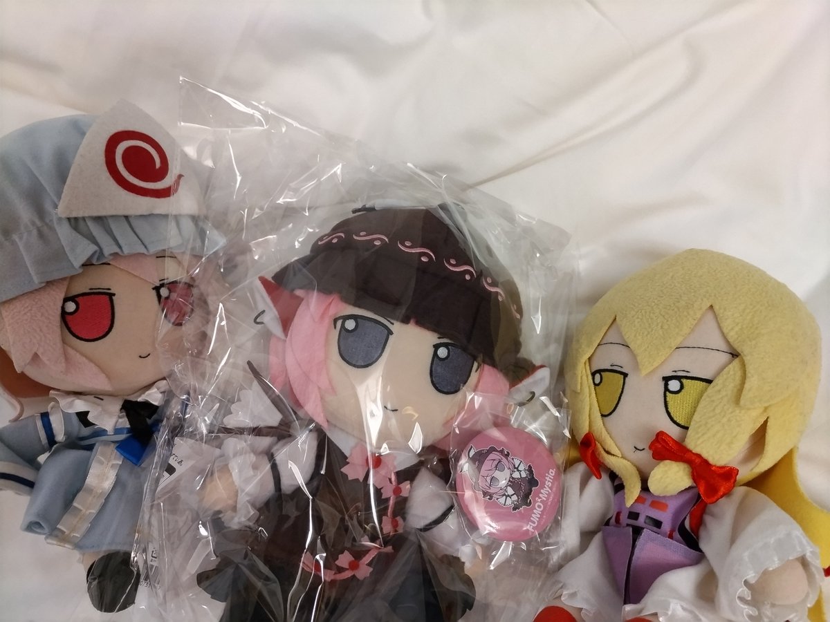 ippikiniwatori's tweet photo. 今日の例大祭のGiftブースでいちななさいずのゆゆこ様が発売だったけど、我が家のゆゆこ様は「おなかすいたー(日本語訳：私が増えると一人あたりのごはんの量が減るからどちらかといえば大反対……夜雀がおすすめよ〜)」と仰るので、みすちーをお迎え。ようこそ我々のファミリーへ、ふもっふもっふもっ https://t.co/uUG8FqNV0w