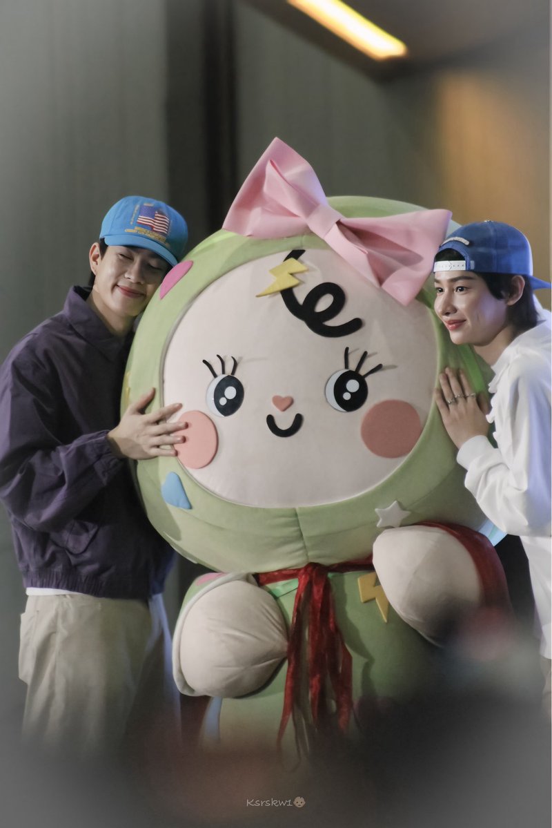 ksrskw1's tweet photo. Family 🥺💚 รักออฟกันบี๋มากที่สุดในโลกกก💚💖

OFFGUNBABII HAPPY FAMILY
#GMMTVFANIVAL2026HappyFamilyxOG
#ออฟกัน #OffGun
#กันอรรถพันธ์ #GunAtthaphan

@AtthaphanP @off_tumcial @BABII_GMMTV https://t.co/2d9bRdQFFx