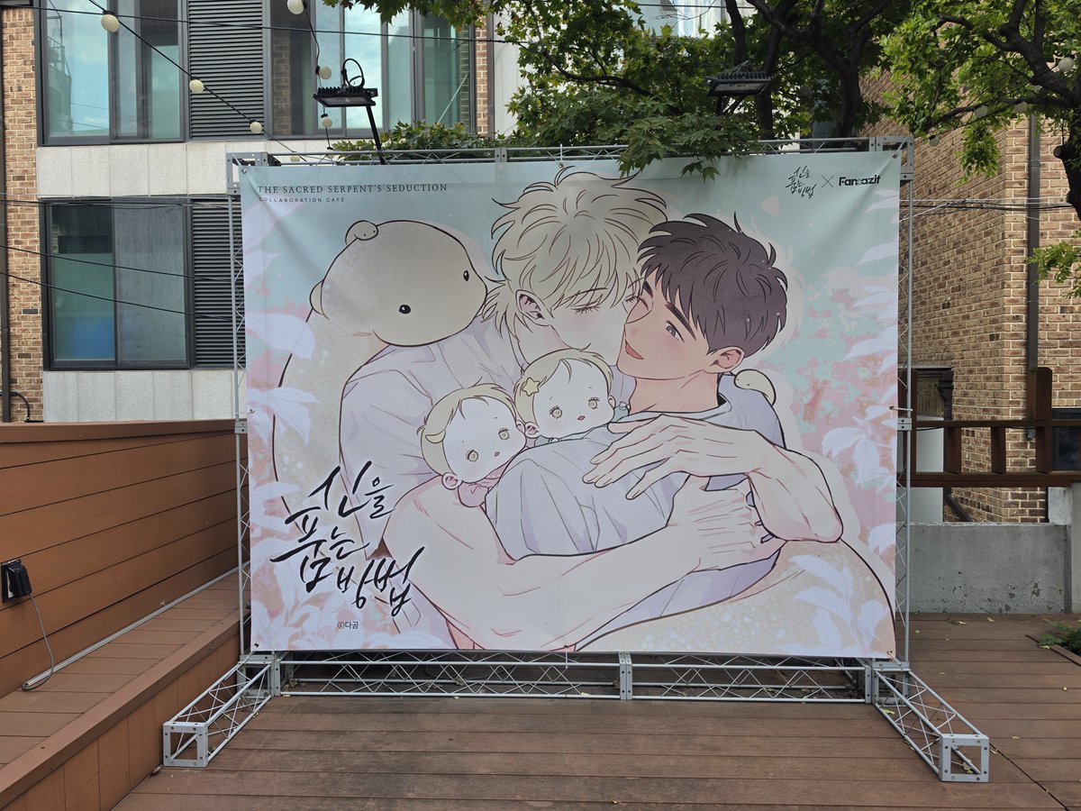 santomoom's tweet photo. 머들러랑 엽서세트가 너무 예뻐서 바로 고르고!!
도파민 충천을 위한 캔뱃지 2개ㅎㅎㅎ
판타지트 직원들 너무 친절하셔서 기분 좋은 방문이었다.
신품법으로 가득찬 공간 너무 예쁘고 행복해
#신품법 #신을품는방법 #판타지트 #콜라보카페 https://t.co/E3HpvoxAwv