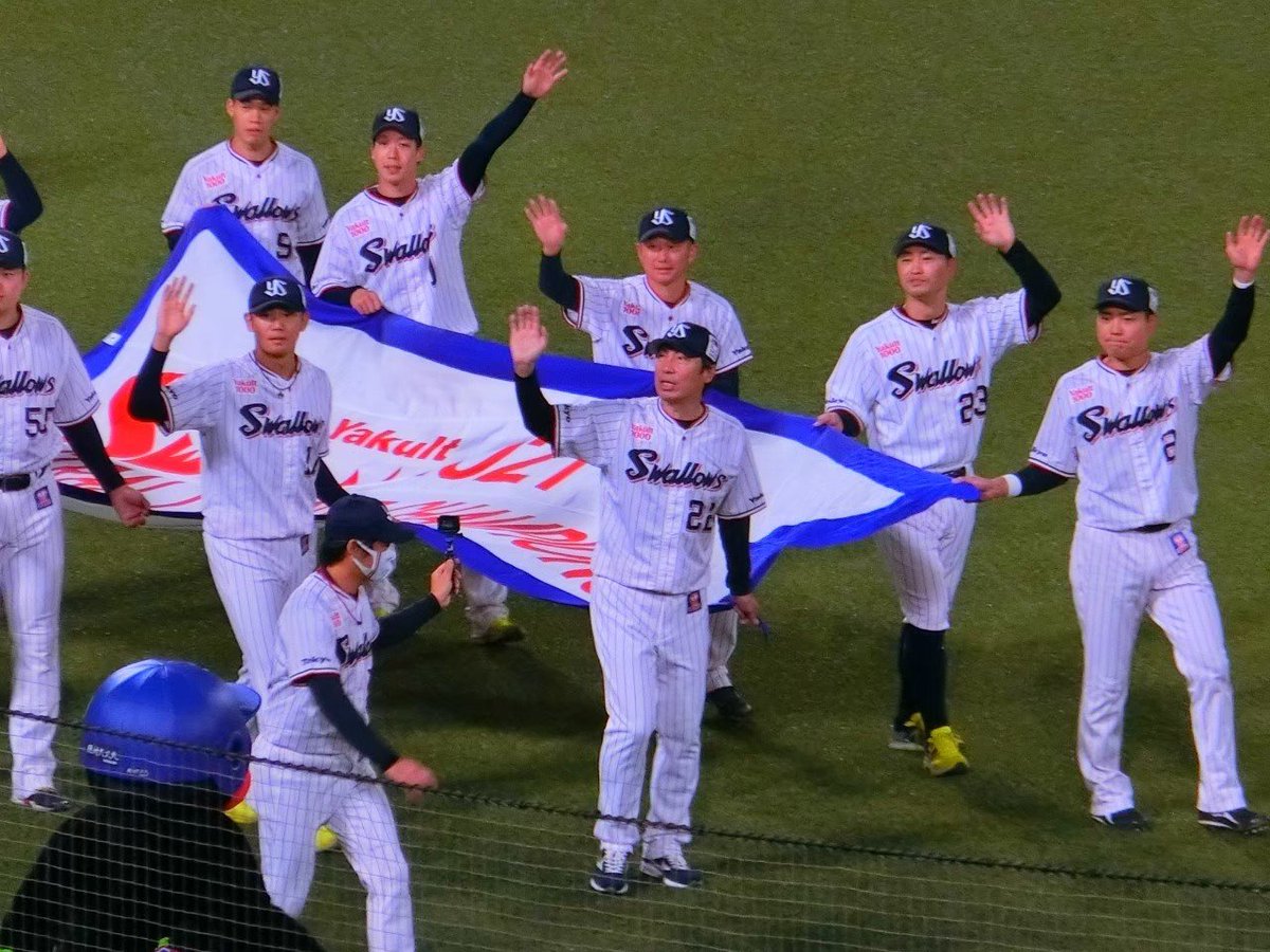 mikano49's tweet photo. 石川さんお疲れ様でした。いつもいた人たちがだんだんいなくなる。楽しく野球を見ていた日々を思い出す。近くで見たり遠くで見たりを繰り返してきたスワローズファン人生です。今は遠くからですが、また近くから見るときもあるでしょう。そのときはまた石川さんの姿がどこかにあるといいな（20211102） https://t.co/dtonYllREI