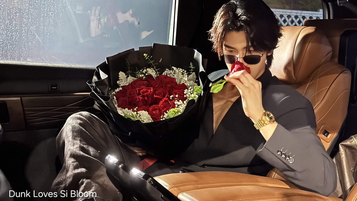 DunkOfficialFC's tweet photo. Some wear Armani. 
Dunk is Armani 👑🥀

Dunk Loves Si Bloom

#DunkXDuoSi https://t.co/C31ZssiuWJ