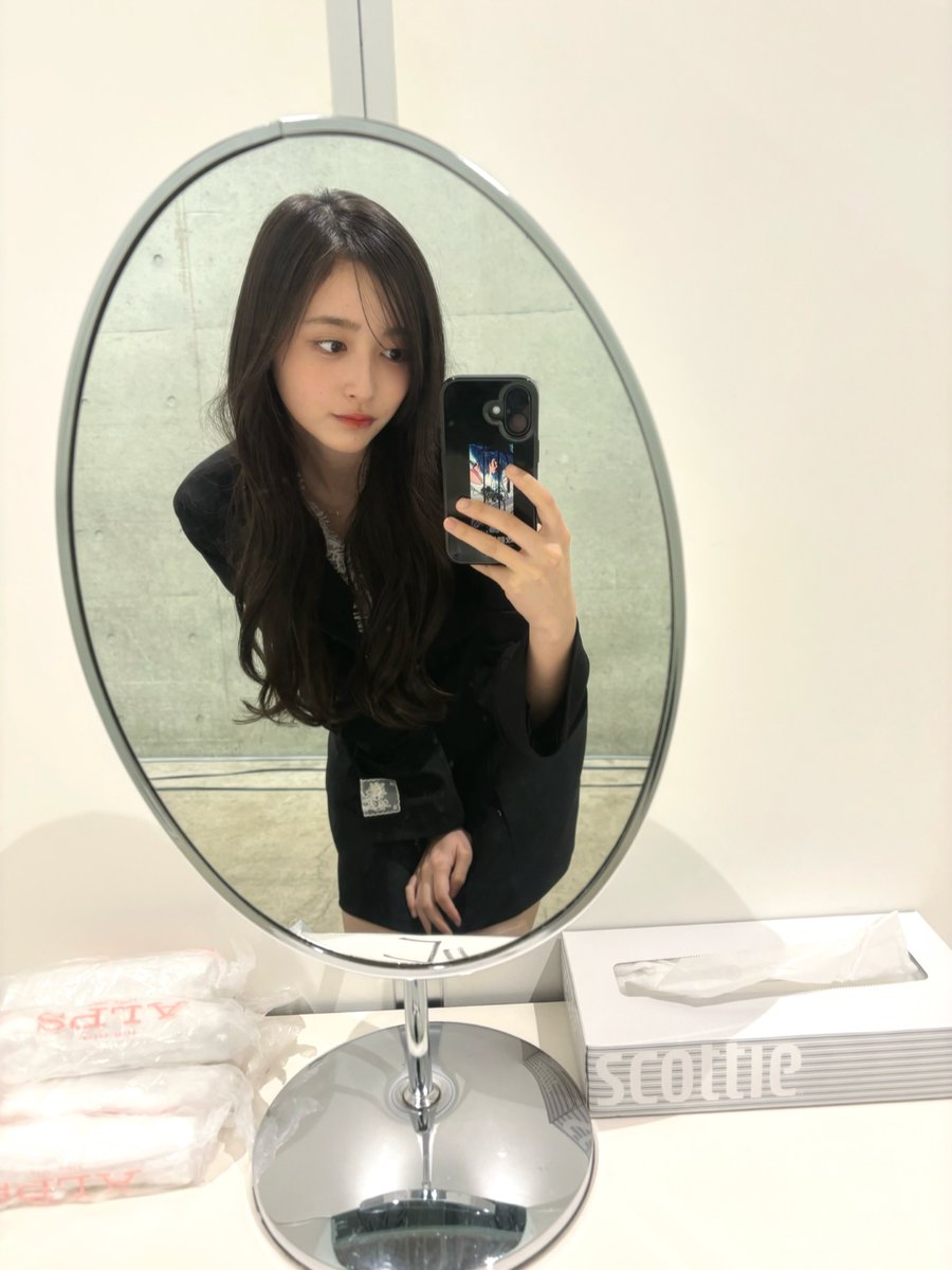 nog1nog10329's tweet photo. いつもよりお姉さんな和ちゃんあまりにも強いな！
スケスケ展ではしゃいでたパーソナリティどこ状態。笑
#nagigram
#井上和 https://t.co/82qJ6UQJGM