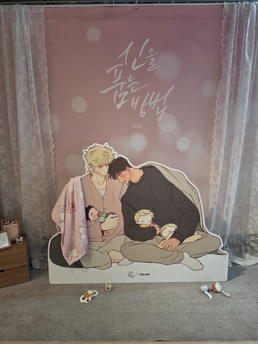 santomoom's tweet photo. 머들러랑 엽서세트가 너무 예뻐서 바로 고르고!!
도파민 충천을 위한 캔뱃지 2개ㅎㅎㅎ
판타지트 직원들 너무 친절하셔서 기분 좋은 방문이었다.
신품법으로 가득찬 공간 너무 예쁘고 행복해
#신품법 #신을품는방법 #판타지트 #콜라보카페 https://t.co/E3HpvoxAwv
