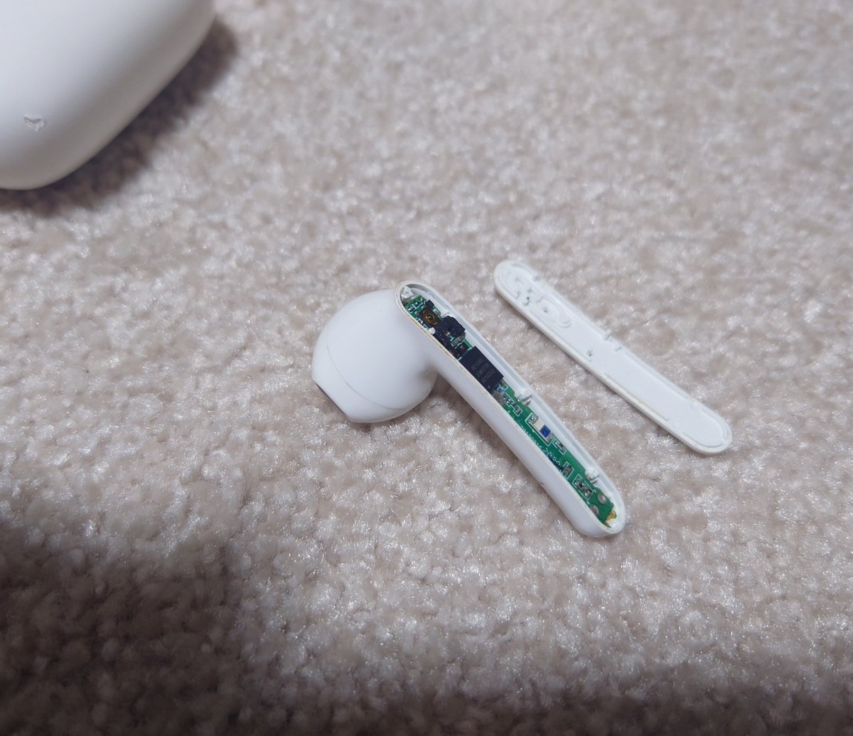 rabbit_egg819's tweet photo. ワイヤレスイヤホン落として壊しちゃったー😭😭😭 https://t.co/3OjJfu2YhJ