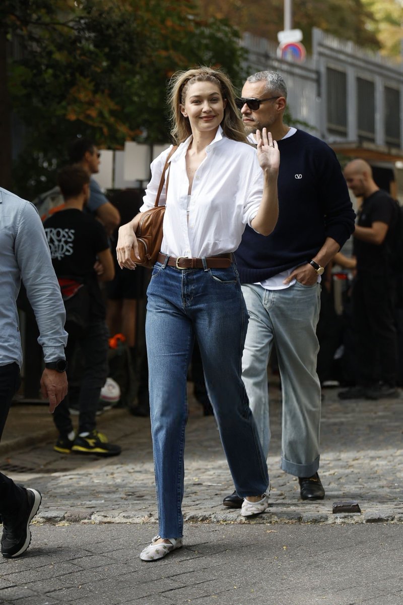 beyzanurapaydin's tweet photo. Gigi Hadid outside the Miu Miu SS27 Show https://t.co/zYkvjIZTd9