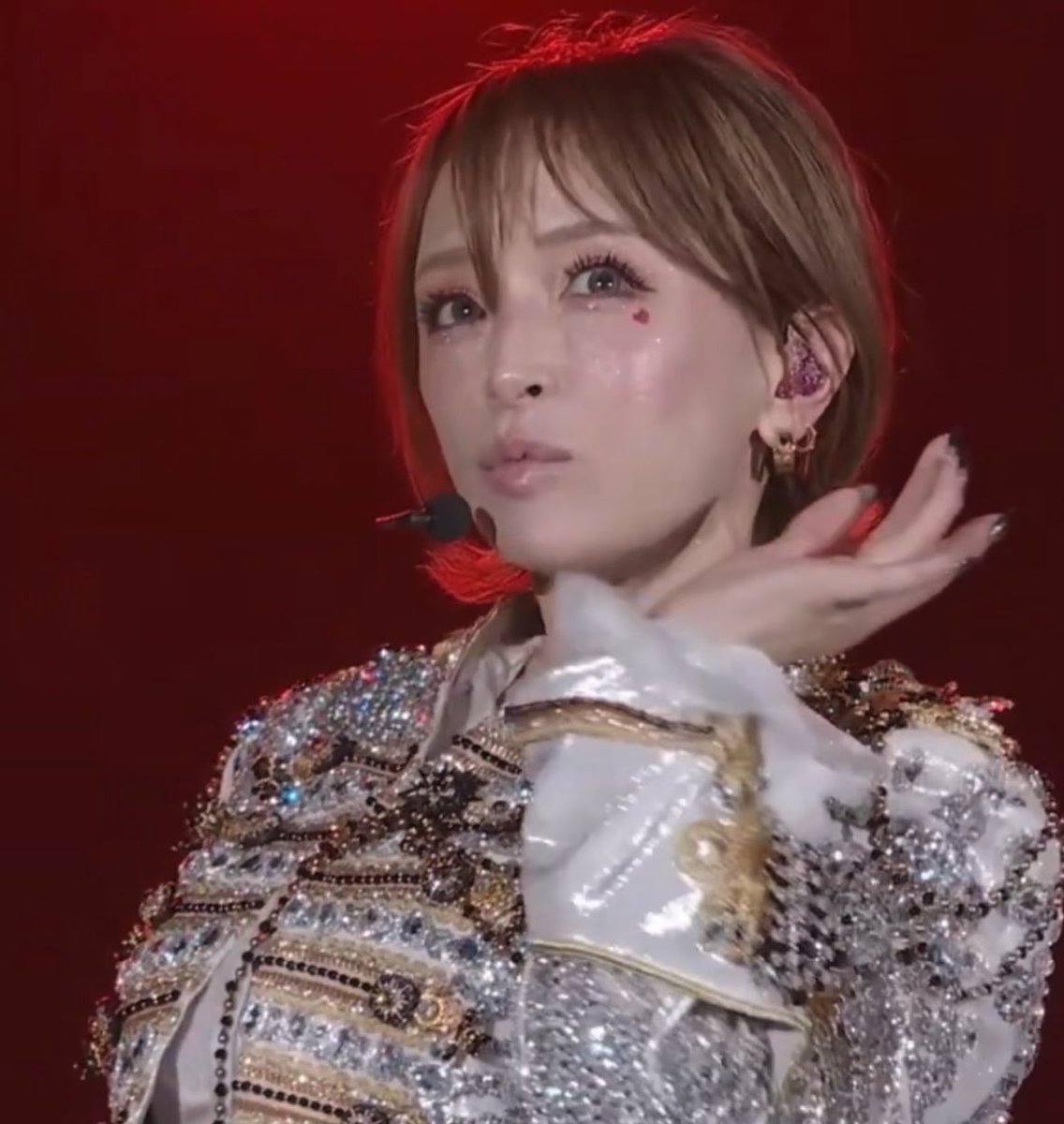 Shin8ota's tweet photo. 誰だよ
浜崎あゆみが劣化やら整形やら別人やら騒ぐやつは

フィルター掛かった映像や加工したやつで判断してそんなに騒ぐな

今日の生中継のあゆはどっからどう見ても浜崎あゆみ

目頭あたりの鼻チークさえ無ければもっと良かった
全体的にメイクも薄いし

まぁアンチエイジングくらいは誰でもするやろ https://t.co/huZJPo9yu0